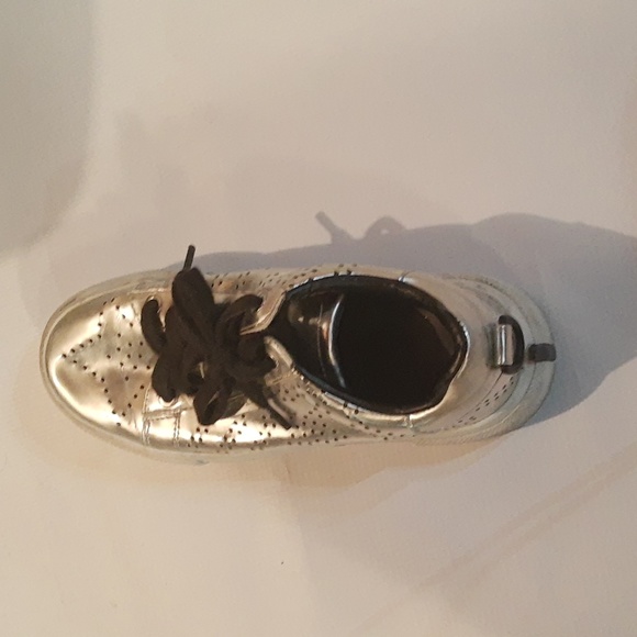 Kendal and Kylie silver sneakers - Picture 3 of 3